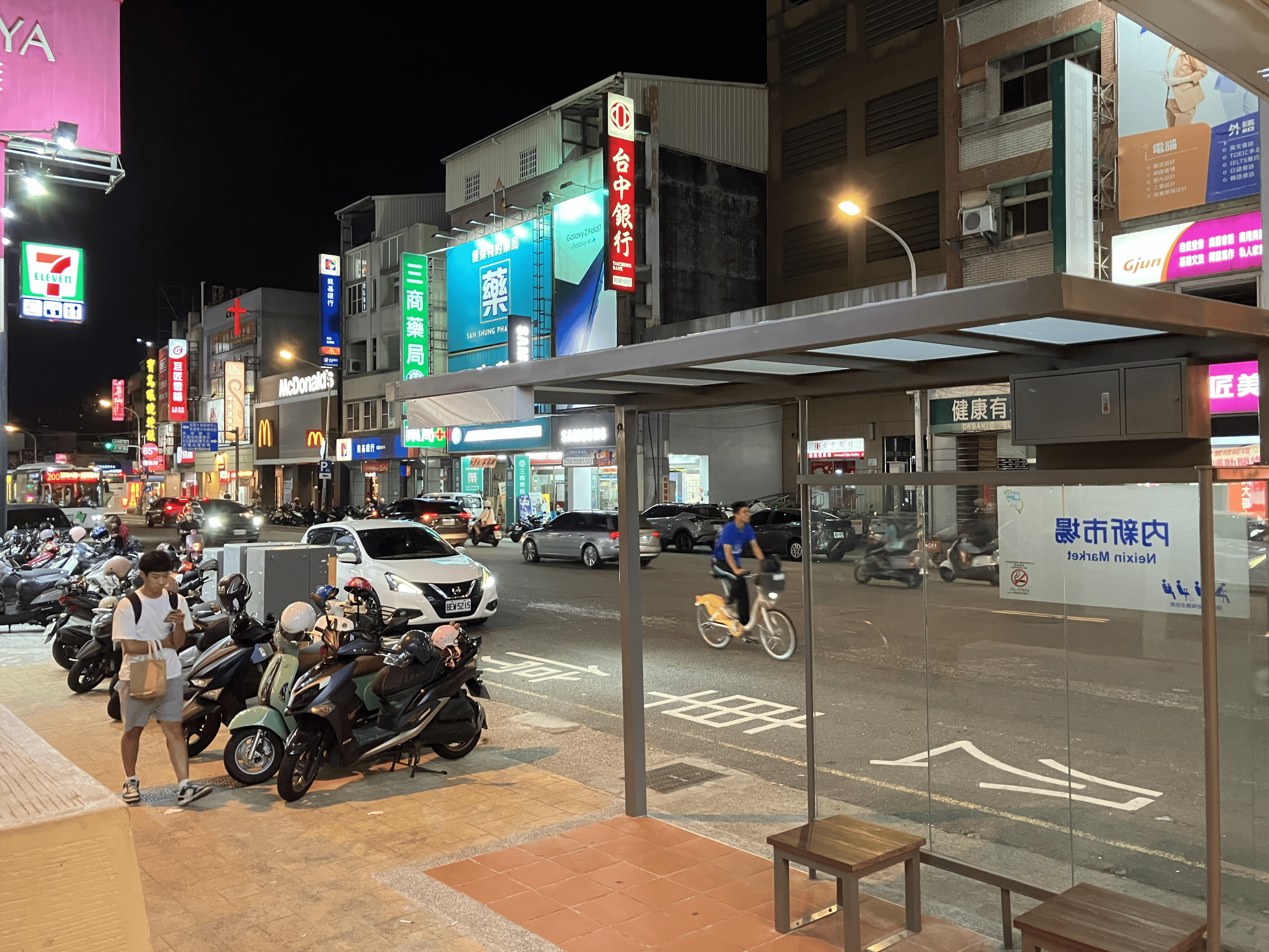 A bike in the... bus lane! 差不多吧。