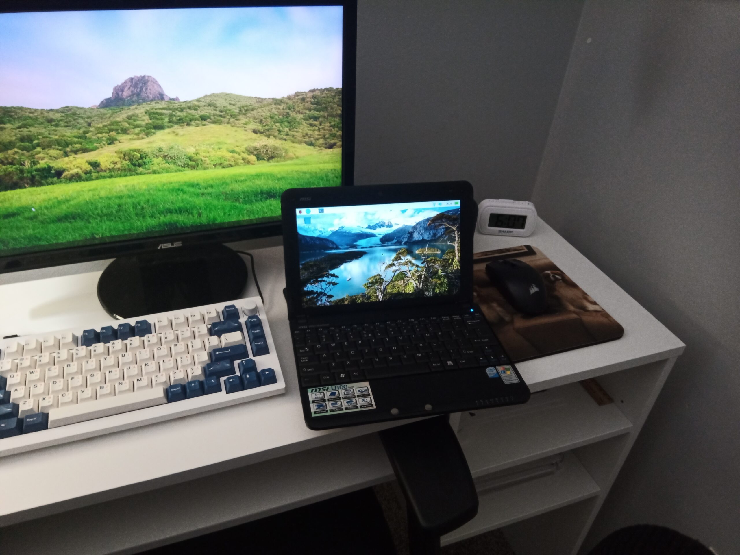 raspi_netbook_desk.jpg