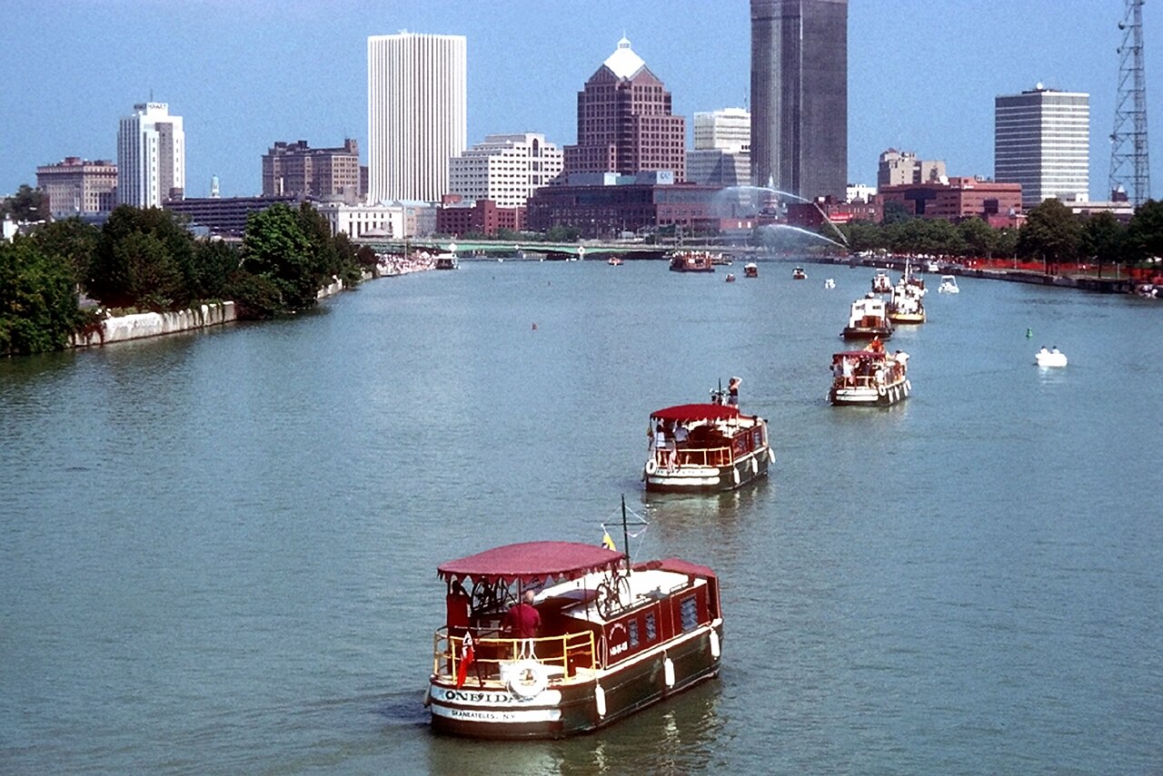 This is a charmingly grainy boat photo.